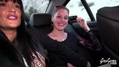 Reproducir Hermosas gitanas hacen películas porno gratis en el coche