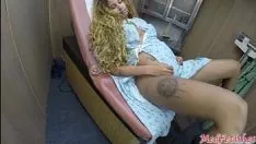 تشغيل لديها كس جديد ومارس الجنس من قبل الطبيب