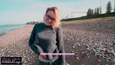 Afspelen Op het strand neukt een Russisch meisje goed en slecht met een begaafde man