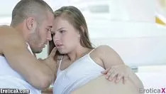 Abspielen Die süße junge Frau, die Sex aus Liebe hat