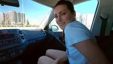 Afspelen Ze komt uit Dubai en test de Roemeense lul van 24 cm in de auto