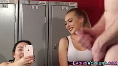 Reproducir Chicas divirtiéndose tomando fotos de pollas