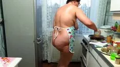 Redare Mama aceasta grasa cu pizda fierbinte se masturbeaza foarte intens in bucatarie