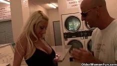 Oynat MİLF alır fucked ve üflenir tarafından bir kel adam ve sürtük seviyor bu