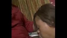 Oynat Bu sürtüğün ağzına işiyor ve sonra başka hiçbir erkeğin yapamadığı şekilde ağzına sikiyor