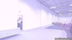 Reproducir Esta milf morena hace todo lo posible para chupar la polla lo mejor que puede