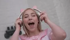 Reproducir Esta Diva Con Labios Suaves Chupa La Polla Y Bebe Todo Su Semen