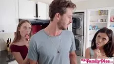 Afspelen Twee extreem sexy meiden worden heel intens geneukt met een lange dikke lul