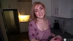 Abspielen Sexy und sehr böse ist diese Schlampe, die viel in ihre Muschi fickt