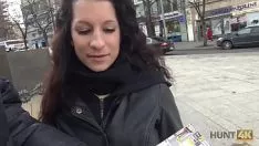 Redare Un barbat bogat plateste fete sa mearga in masina lui si sa faca si sex