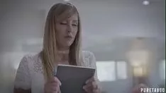 Afspelen Ze wrijft over de pik van deze man en wil hem een ​​goed gevoel geven over deze blondine