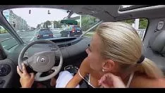 Redare Femei Care Se Fut In Masini De Lux