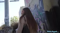 Afspelen Britse brunette Lara Lee wordt betaald om buiten een enorme Tsjechische lul te neuken