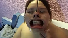 Afspelen Klaarkomen gezichtsoverbelasting: mollige tiener deepthroat BBW bondage vernedering