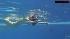 Oynat Lina Mercury ve Mia Ferrari'nin Islak ve Vahşi Halka Açık Seks Havuz Partisi