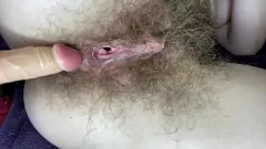 Reproduzir Gata peluda satisfaz sua buceta de clitóris grande com vibrador em close-up íntimo