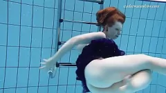 Oynat Islak ve Vahşi: Rus Genç Babe Lenka'nın Sualtı X-Rated Yüzmesi