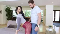 Jouer Una pornostar teenager sexy con tette giganti seduce l'amante sporco per un giro hardcore
