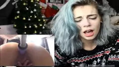 Jouer Camgirl mignonne utilisant une machine à gode pour se faire plaisir en POV