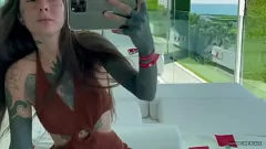 Afspelen Brunette buitenslet vingert haar natte poesje en komt klaar in het openbaar