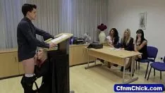 Jouer Un jeune juge suce la bite d'une blonde perverse