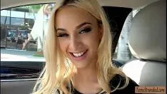 Reproduzir Pornô com uma senhorita loira fodida no carro diurno