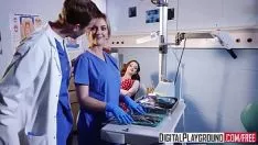 Reproducir Porno con un doctor que se folla a un paciente