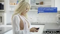 Jouer Elle donne des messages à un homme noir pour qu'il vienne vers elle pour lui donner plusieurs langues dans sa chatte