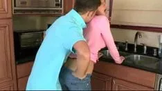 Reproducir Sexo con un joven vecino que satisface a madre e hija