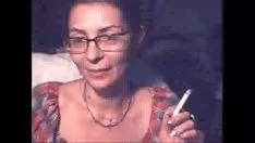Oynat Süpürgeyle Seks Nette Canlı Yayın Yaparken Göğüslerini Gösterir