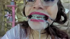 Abspielen Zahnspangen Teen Deepthroat Compilation - Speichel bedeckter Blowjob von Streamer Bad Auro