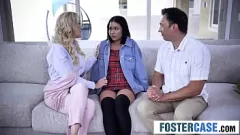 Oynat Busty Milf ve genç üvey kız kardeşi ile buharlı üçlü