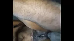 Jouer Hood Milf montre son cul noir courbé et sa chatte poilue
