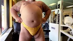 Reproducir Muscle Bear Grandpa desata la polla gorda en el gimnasio