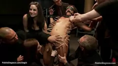 Jouer Réponse publique: Cece Stone a dominé et gangbanged dans une rencontre exhibitionniste bizarre