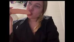 Oynat Busty genç ilk kez anal parmak denemek - amatör ev yapımı video