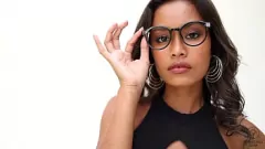 Reproduzir Curvy Asian Putri Cinta fica travessa, exibindo sua pequena buceta