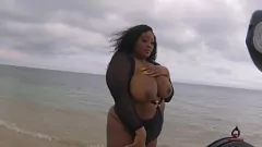 Afspelen Ebony Goddess Stuns in Beachside BTS Shoot: Miss Exquisite X FirehouseXXX