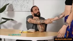 Reproducir Experimentado Massepuse convierte el trabajo de lobby en fantasía de masaje de Nuru
