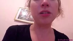 Afspelen Sexy brunette MILF wordt vies terwijl ze in haar neus peutert en instrueert je om van haar boogers te genieten - amateur solo porno