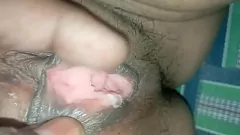 Oynat Hintli Kadınların Tıraşlı Amcıkları Şehvetli Parmaklama Oturumunda Açığa Çıktı