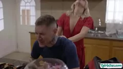 Jouer La trans bionda senza preservativo Emma Rose in rimming anale e azione deepthroat