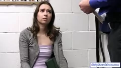 Afspelen Agent betrapt tienerwinkeldief en geeft haar een striponderzoek voordat hij haar geschoren poesje likt en haar hard neukt op z'n hondjes