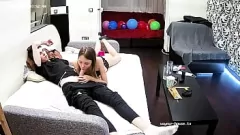 Odtwórz Wspaniała europejska piękność pokazuje swoją pasję w dzikim, ostrym seksie z głębokim ssaniem i akcją wibratorem