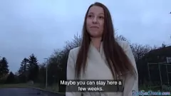 Afspelen Mollige babe in kousen opgepikt in het openbaar voor een wilde pijpbeurt en gepassioneerde seks in de buitenlucht