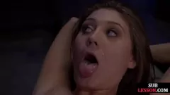 Reproduzir Gata pequena dominada em intensa sessão de bdsm com palmadas e chicotadas por seus mestres estritos