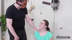 Reproducir Una chica salvaje e inusual es llevada a un asilo extremo para recibir un intenso tratamiento bdsm, con mamadas calientes y lamidas de culo apasionadas.