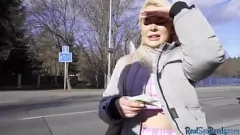 Reproducir Inocente amateur europea con pezones hinchados deja que un afortunado extraño le abra el coño en una camioneta pública